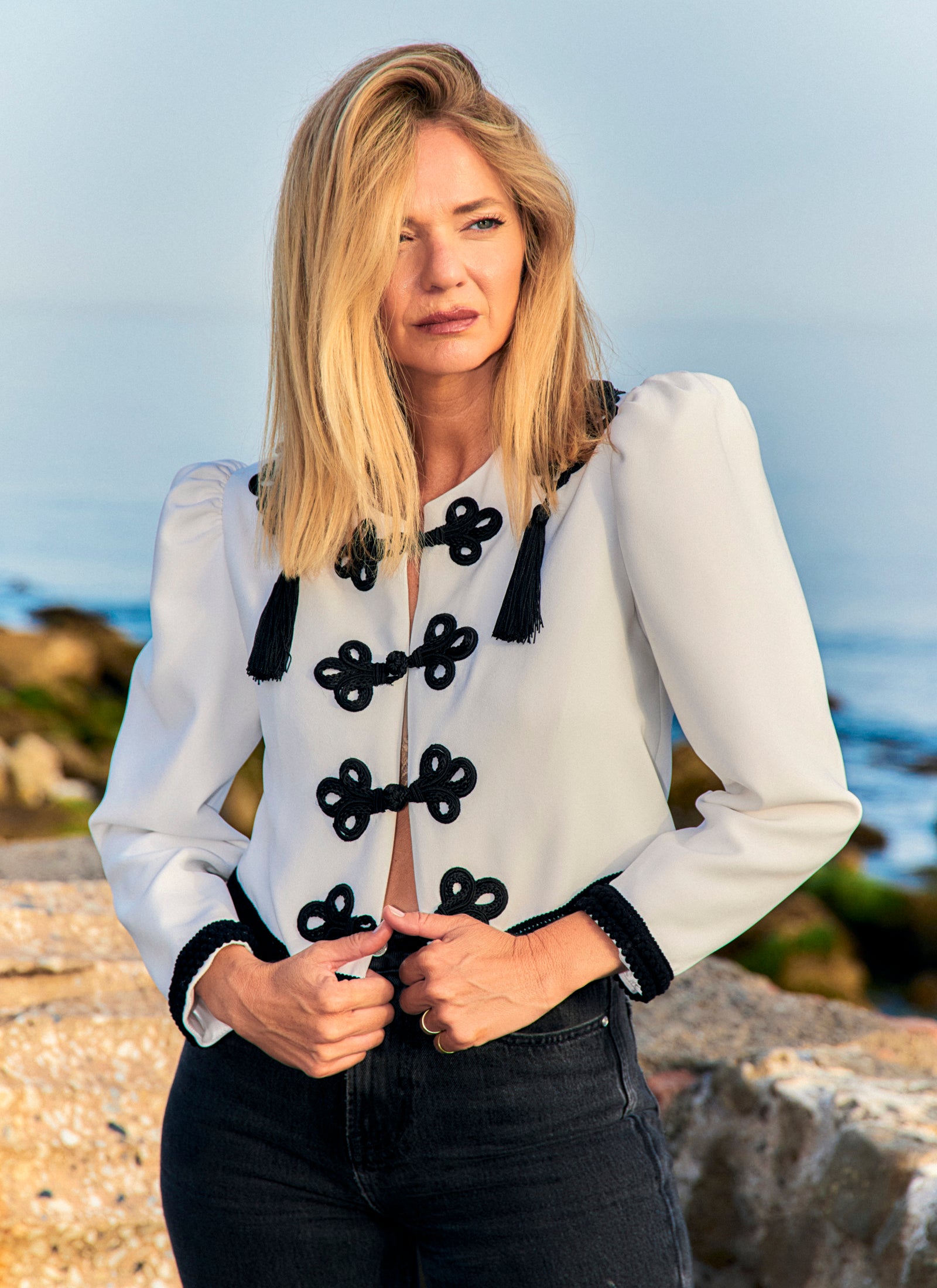 VESTE BLANCHE DE STYLE GOYESQUE