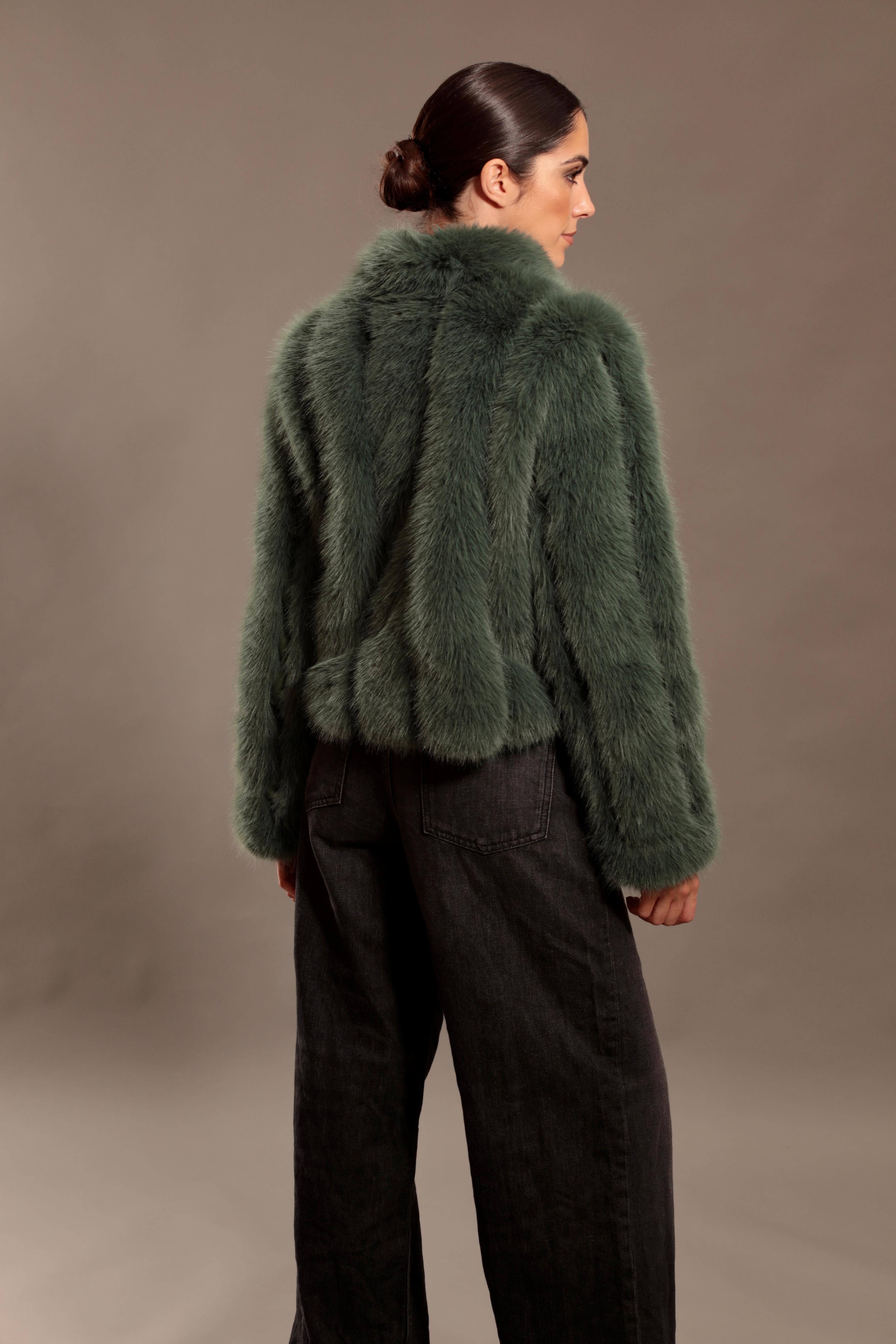 ABRIGO CORTO DE PELO