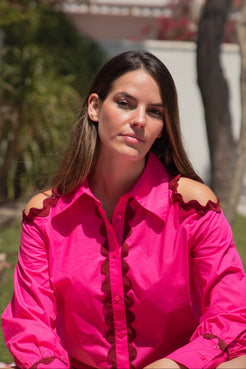 Camisa ligera con piculina en todo el diseño. Incorpora aperturas en los hombros