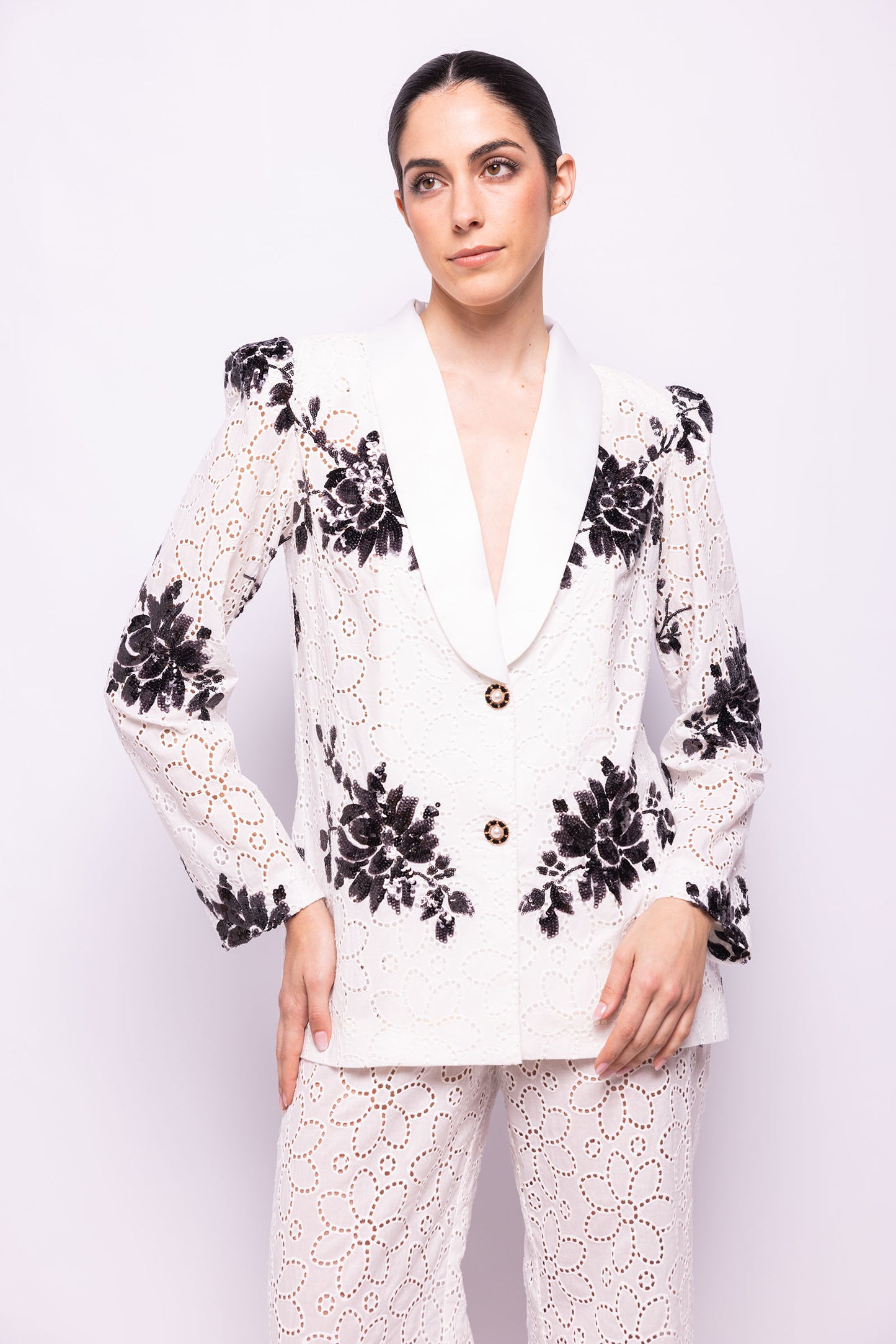 TRAJE SASTRE EN VOILE DE ALGODÓN CON FLORES BORDADAS