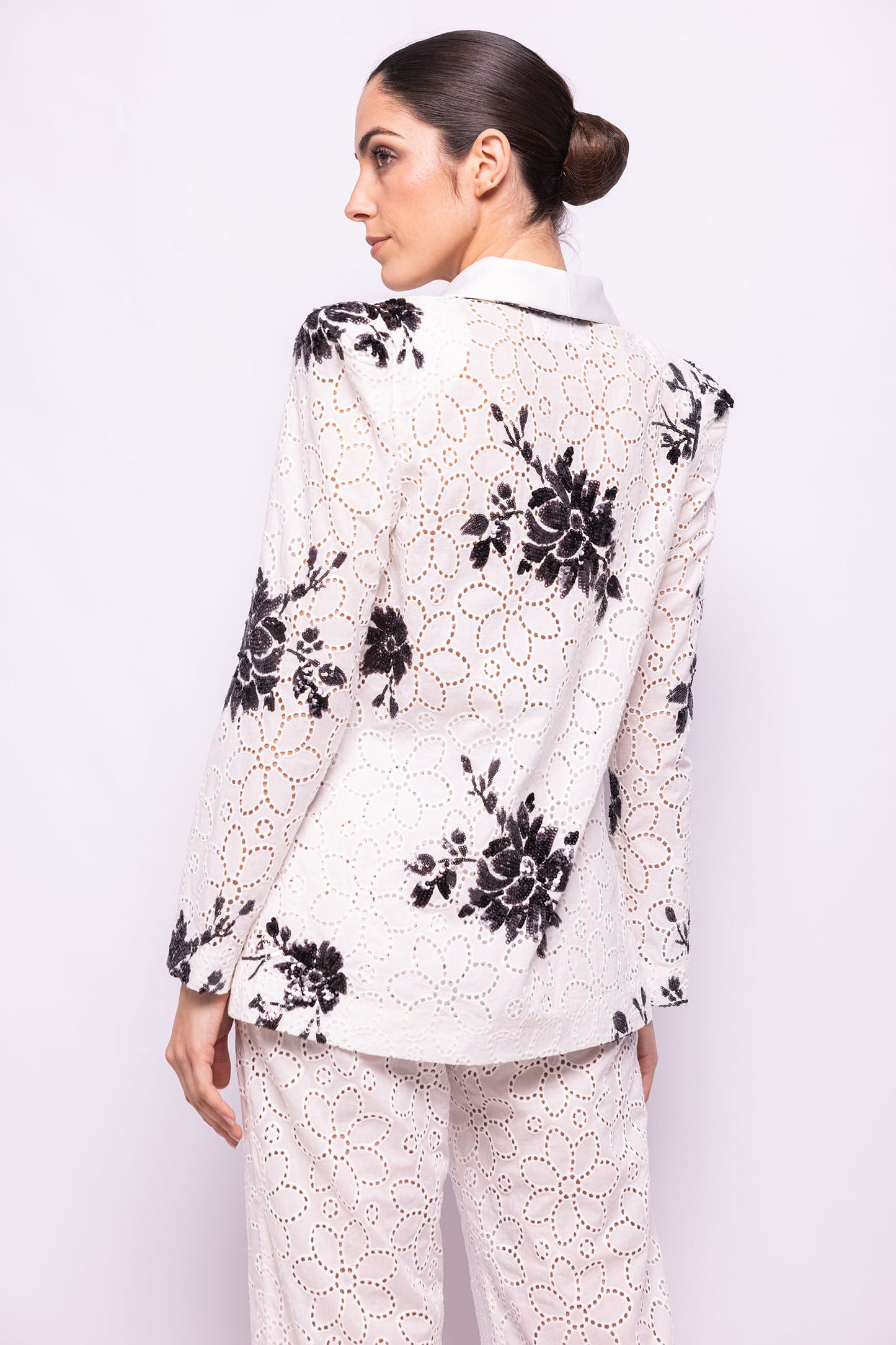 TRAJE SASTRE EN VOILE DE ALGODÓN CON FLORES BORDADAS