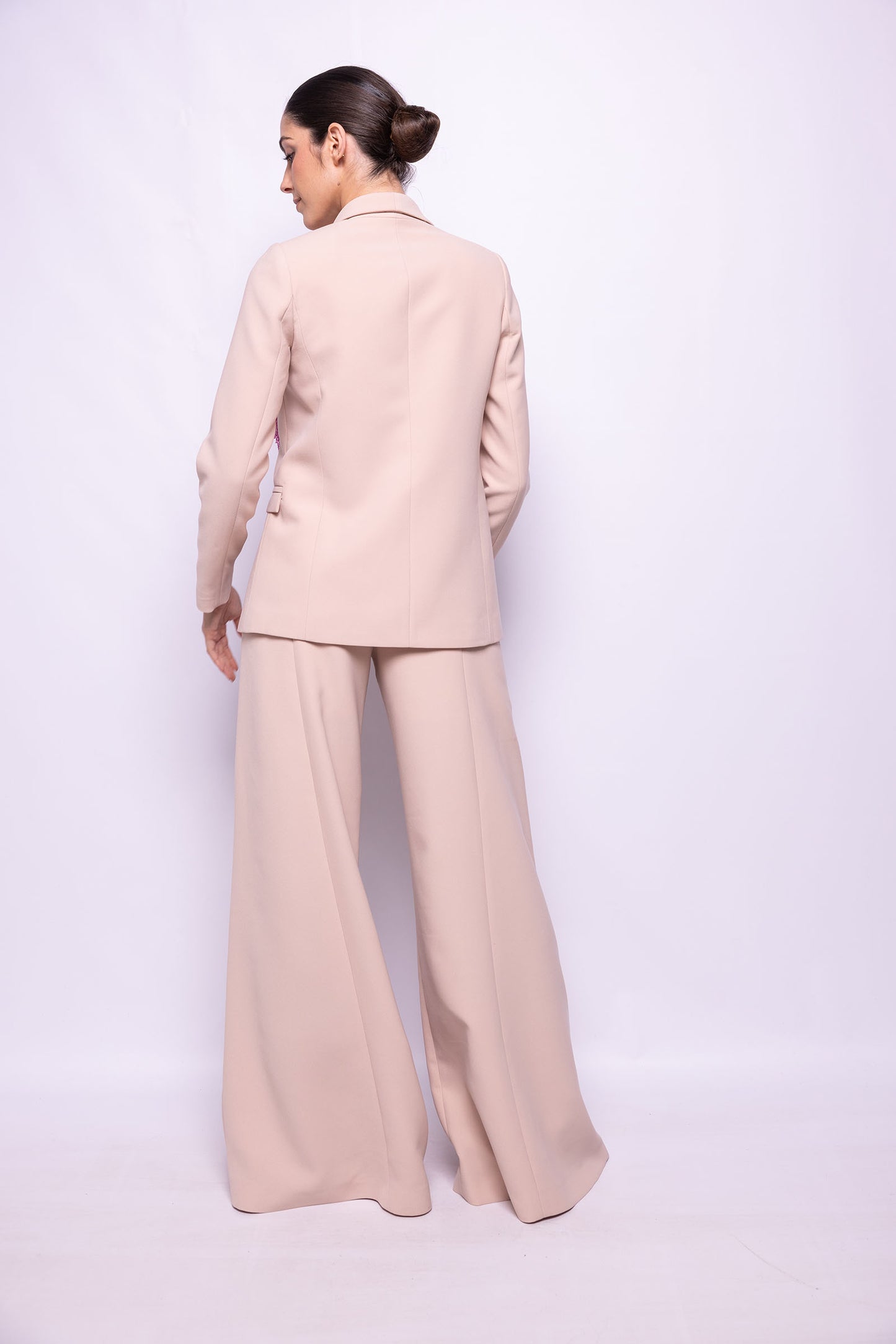 TRAJE DE CHAQUETA DE SASTRERÍA CON FLECO DE CANUTILLO