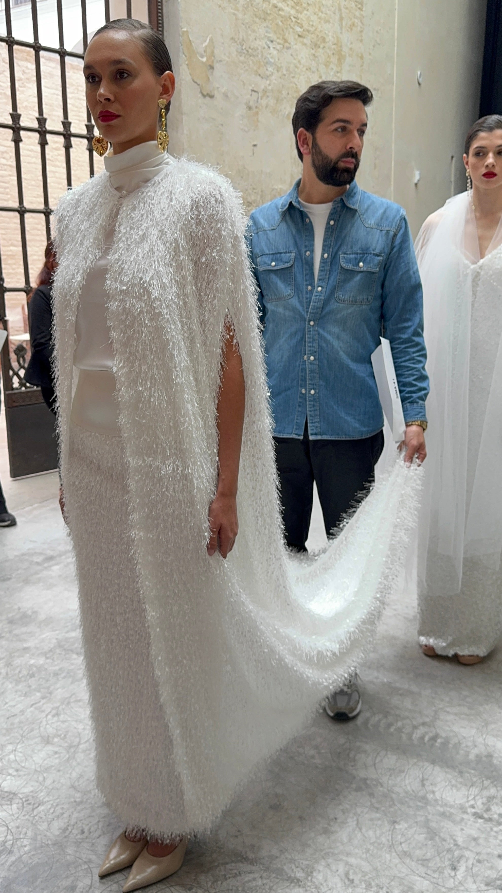 ENSEMBLE JUPE ET HAUT AVEC CAPE EFFILOCHÉE