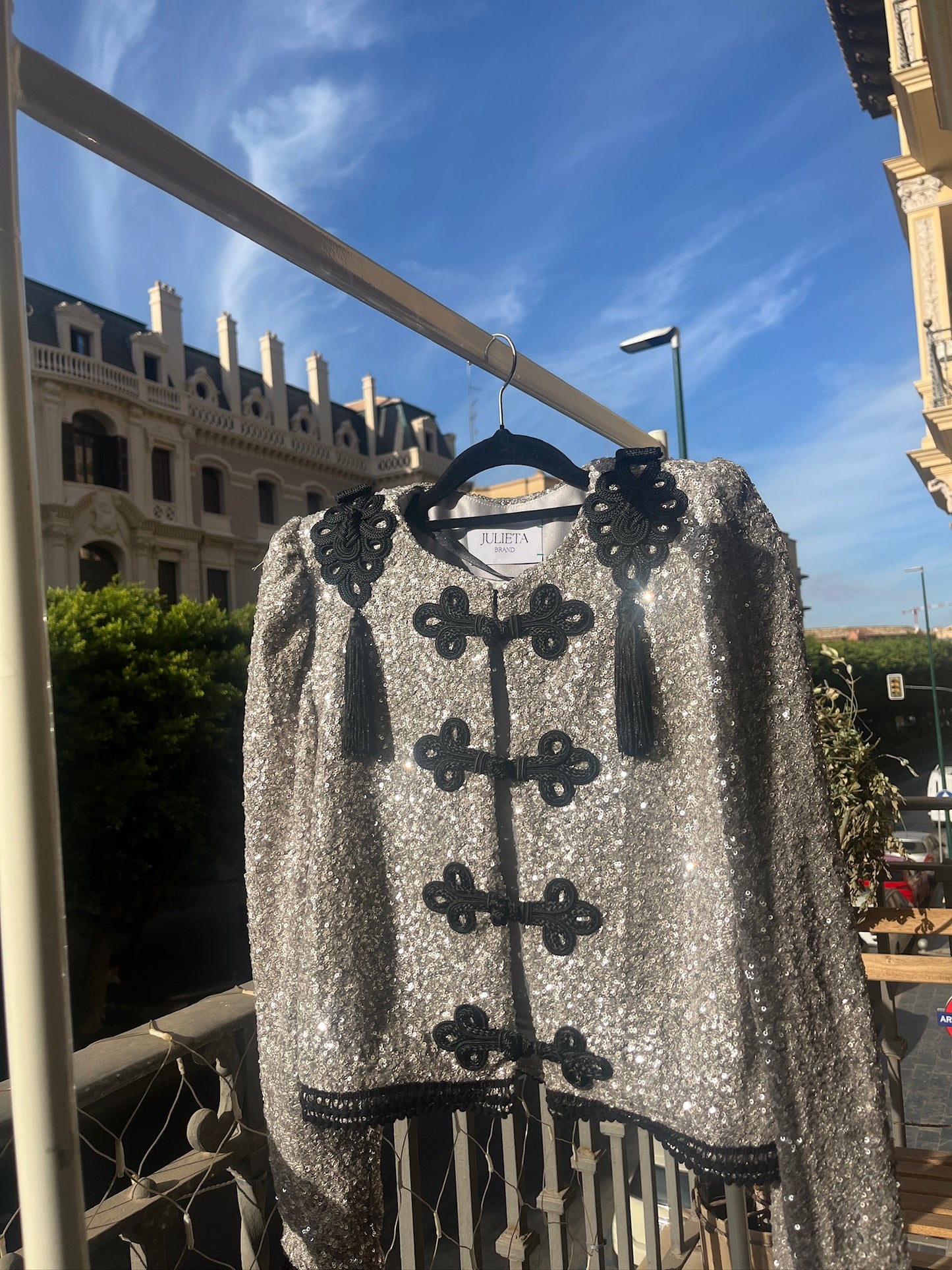 CHAQUETA GOYESCA EN LENTEJUELA PLATA