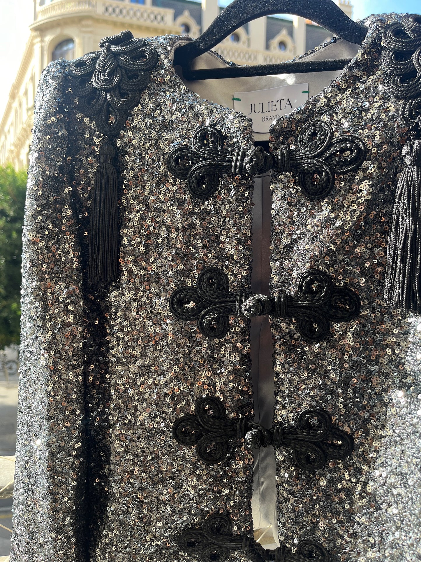 CHAQUETA GOYESCA EN LENTEJUELA GRIS