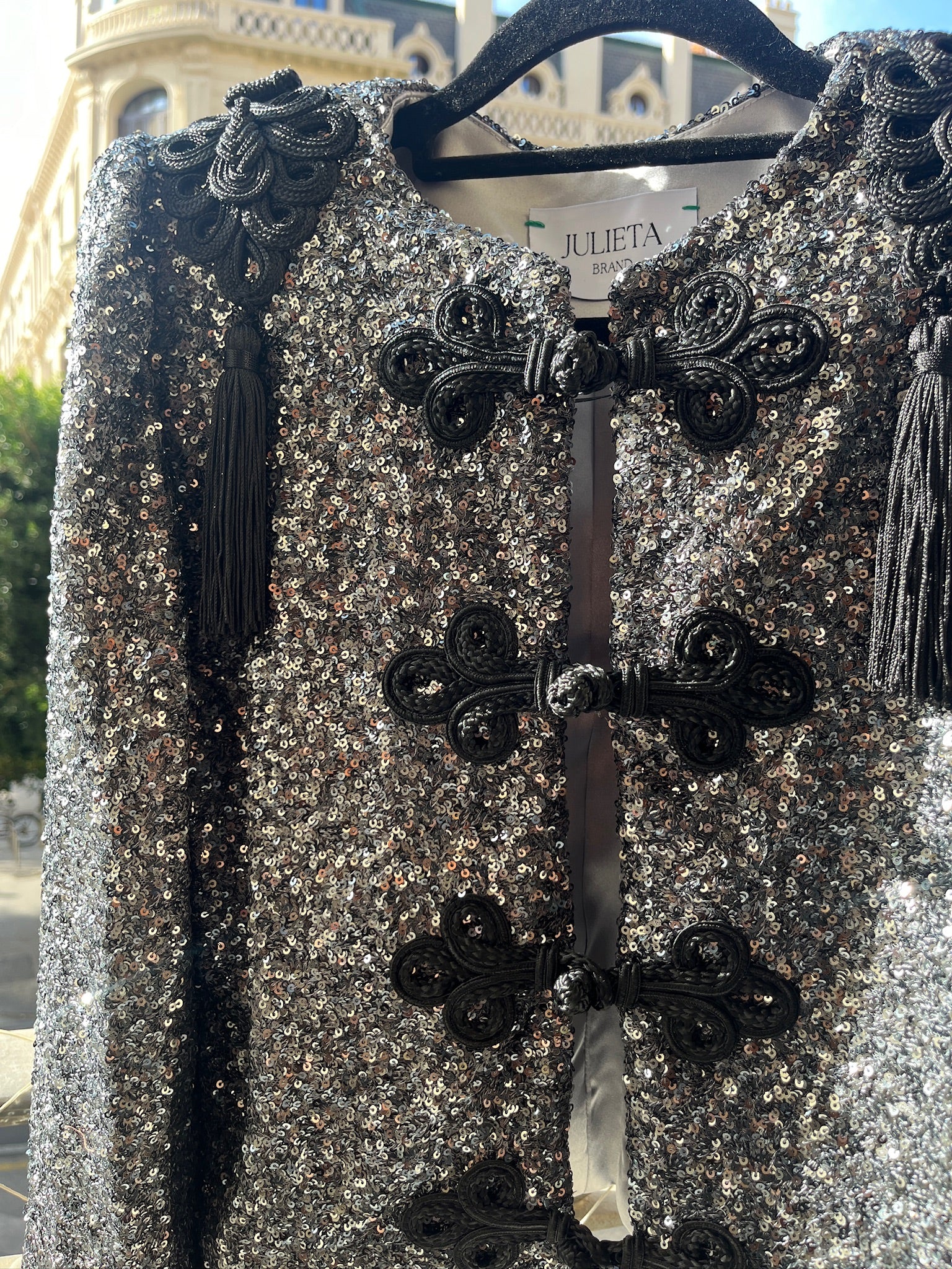 CHAQUETA GOYESCA EN LENTEJUELA GRIS