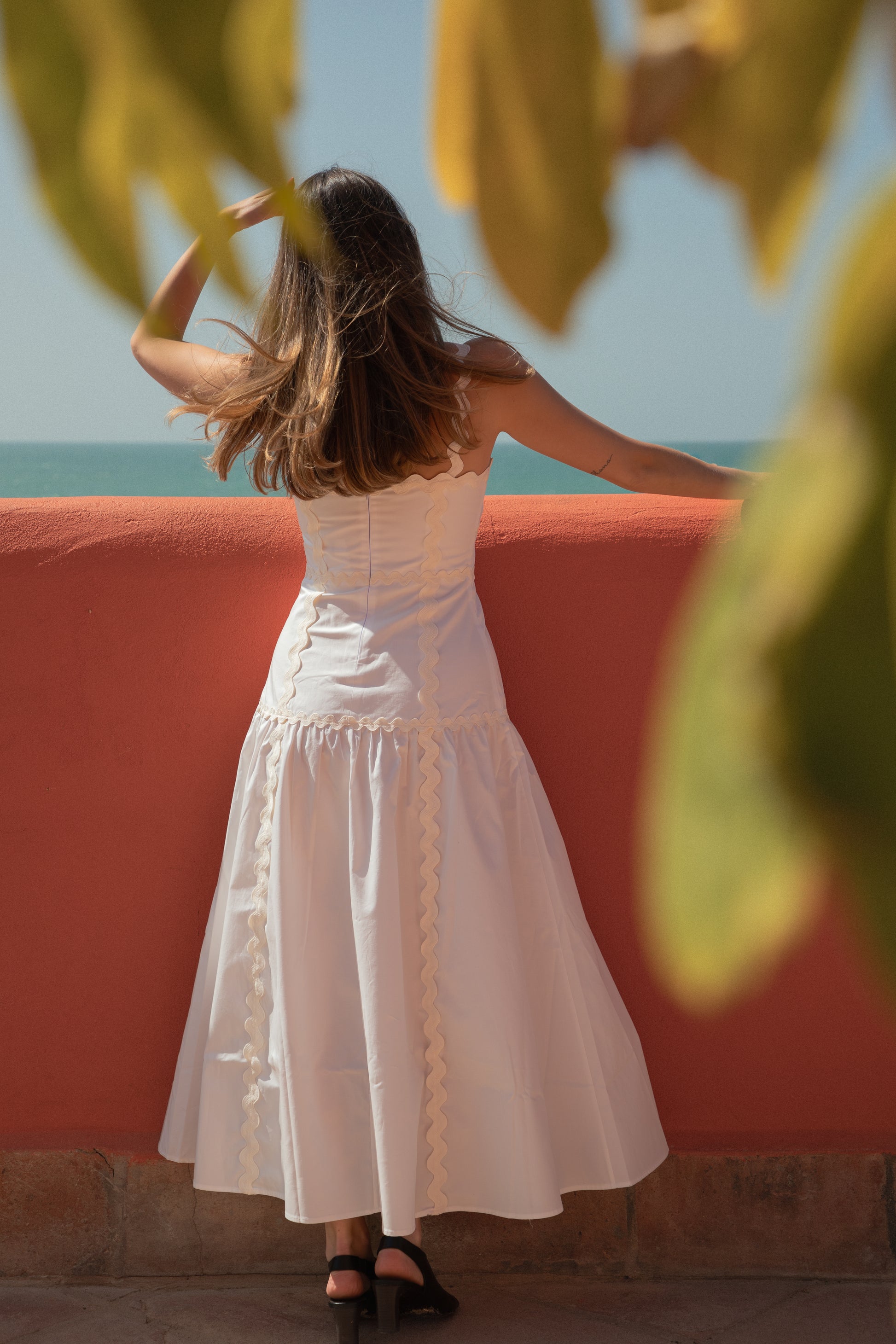 Un vestido de tirantes ligero y femenino, con picolina en todo el diseño
