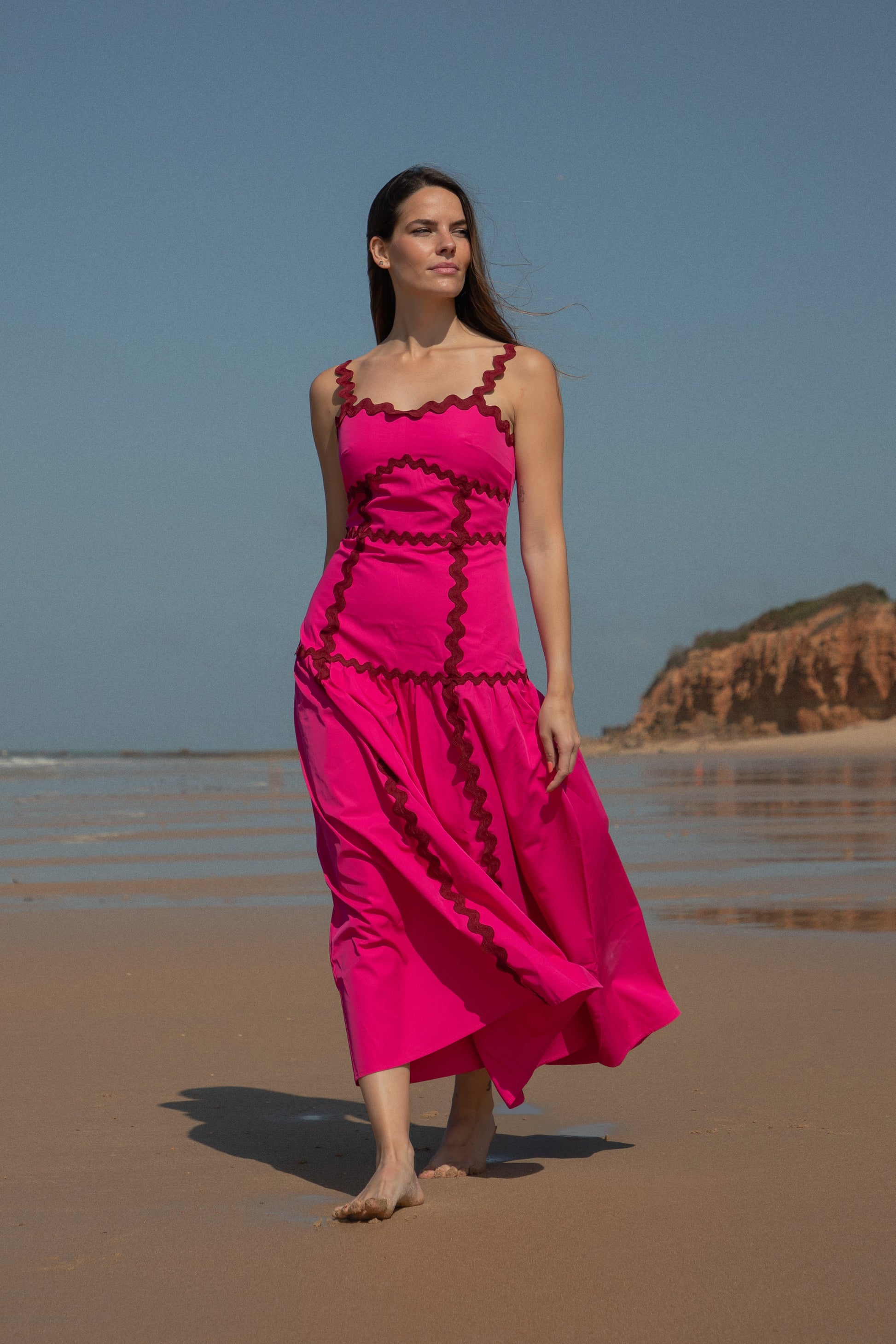 Un vestido de tirantes ligero y femenino, con picolina en todo el diseño