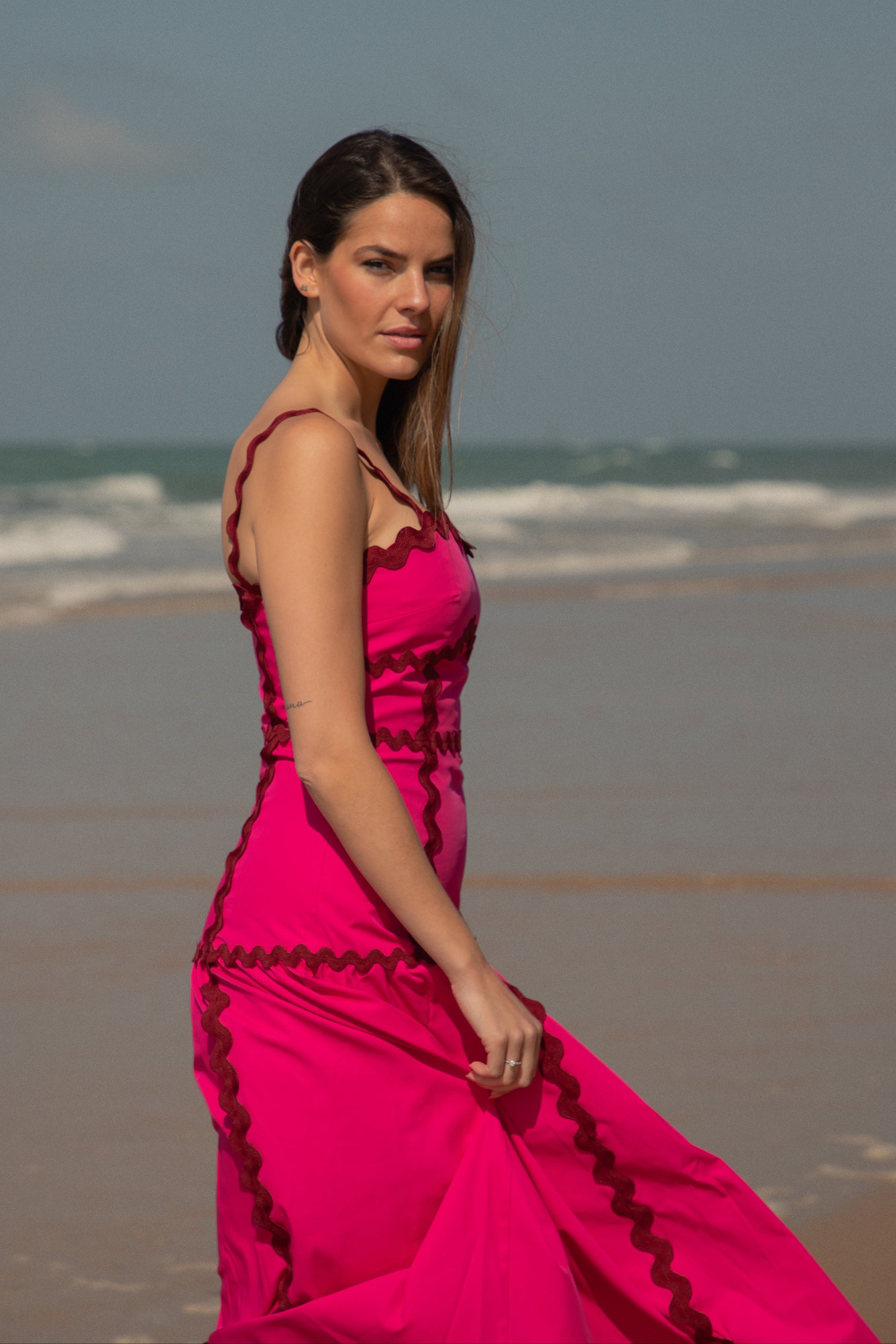 Un vestido de tirantes ligero y femenino, con picolina en todo el diseño