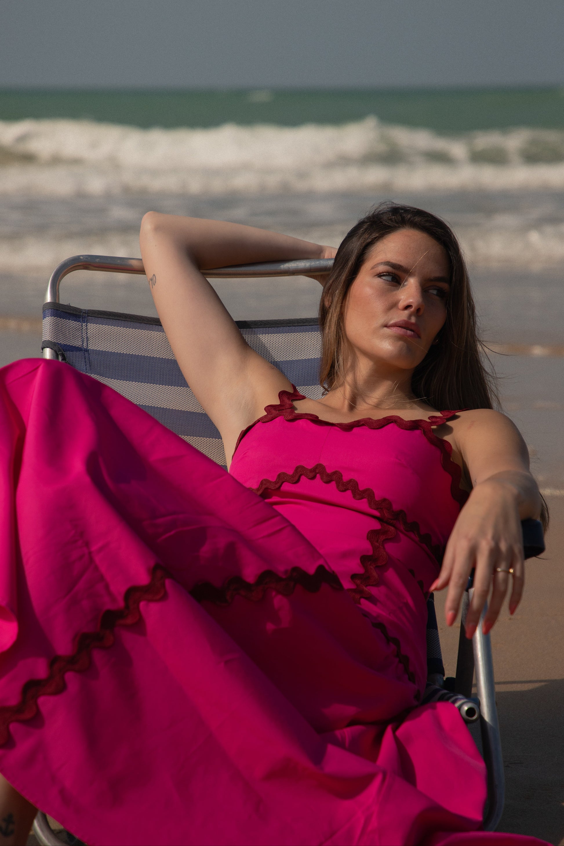 Un vestido de tirantes ligero y femenino, con picolina en todo el diseño