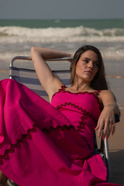 Un vestido de tirantes ligero y femenino, con picolina en todo el diseño