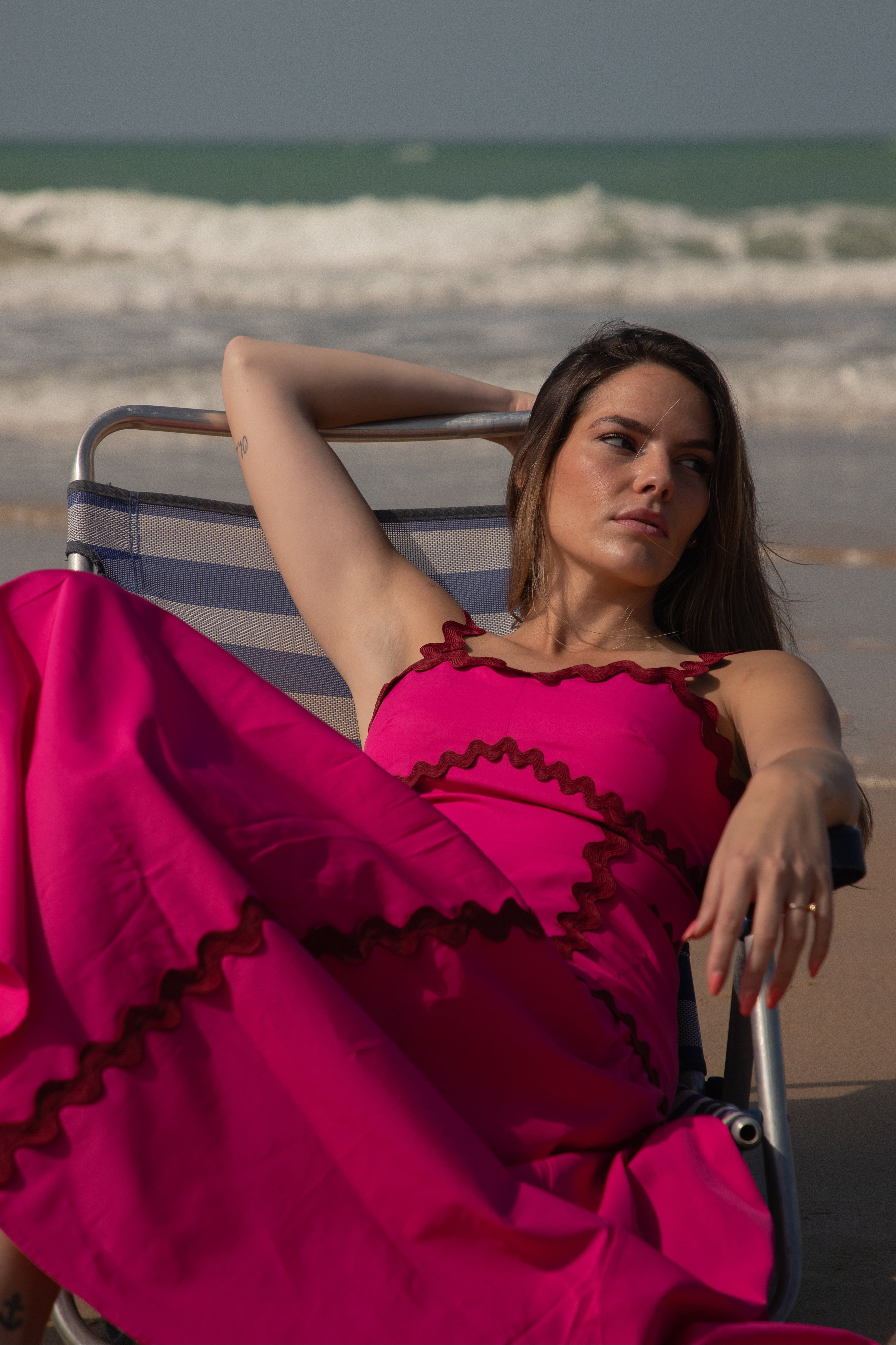 Un vestido de tirantes ligero y femenino, con picolina en todo el diseño