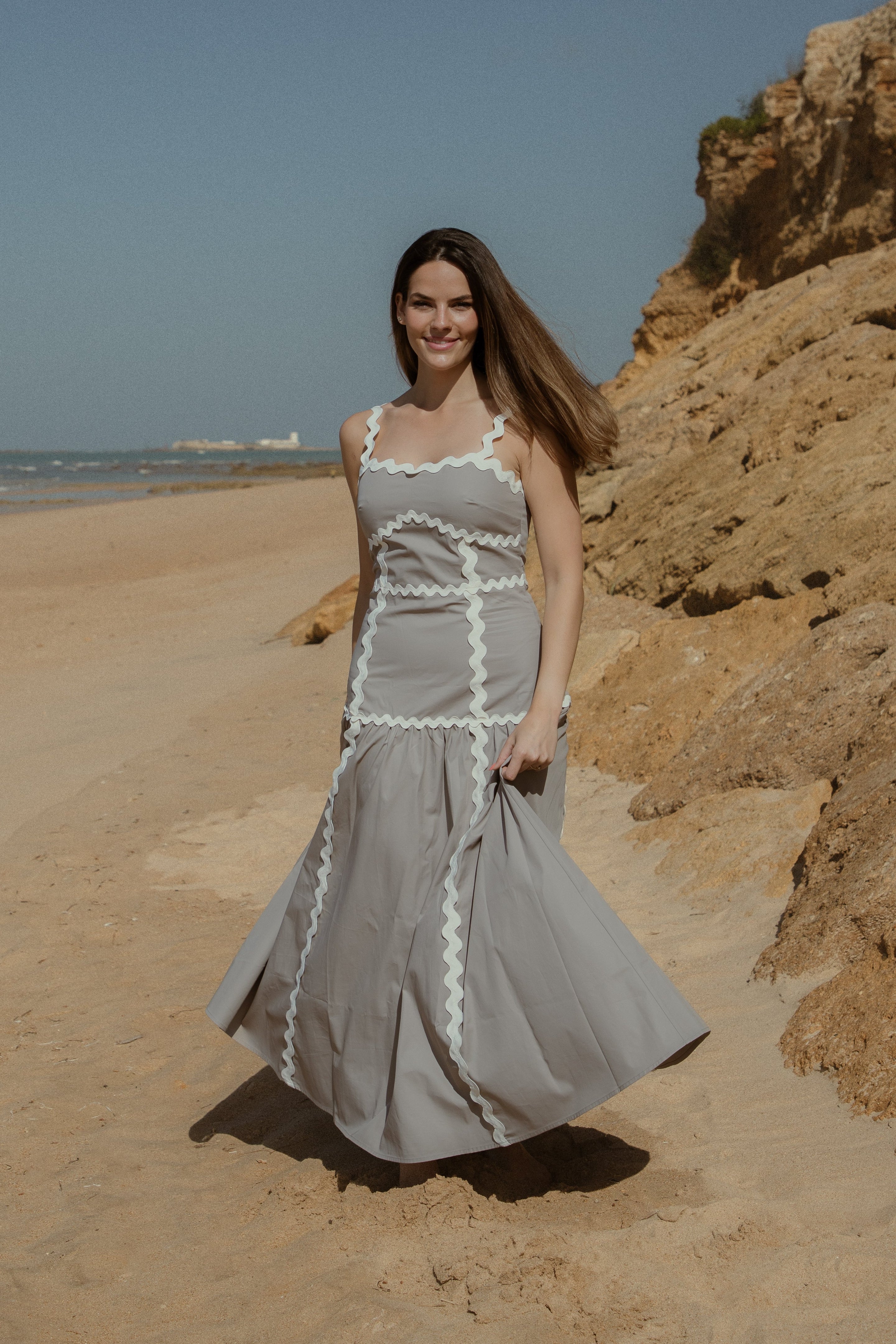 Un vestido de tirantes ligero y femenino, con picolina en todo el diseño